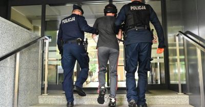 Podejrzani ws. zabójstwa pod sklepem monopolowym w Policach usłyszeli zarzuty